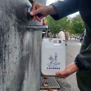 Plastic Jerrycan 2 liter Lourdeswater