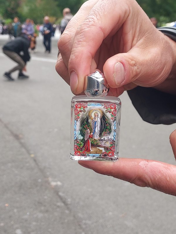 Glazen flesje vierkant gevuld met 30 ml Lourdeswater