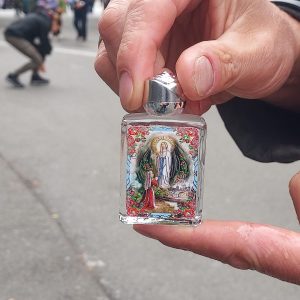 Glazen flesje vierkant gevuld met 30 ml Lourdeswater