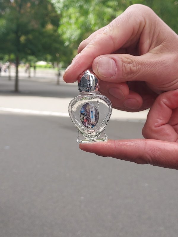 Glazen flesje hartvorm gevuld met 20 ml Lourdeswater