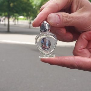 Glazen flesje hartvorm gevuld met 20 ml Lourdeswater