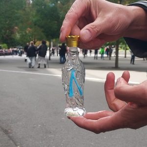 Glazen Maria gevuld met 20 ml Lourdeswater