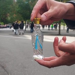 Glazen flesje Maria gevuld met 45 ml Lourdeswater