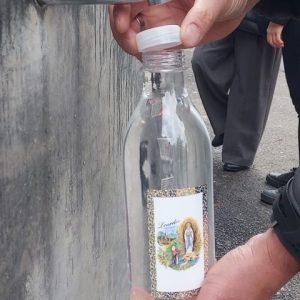 Plastic fles gevuld met 1 liter Lourdeswater