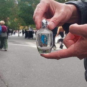 Glazen flesje caraf gevuld met 30 ml Lourdeswater