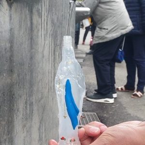 Plastic flesje Maria gevuld met 90 ml Lourdeswater